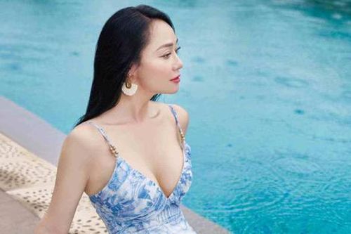 'Mẹ chồng' Phương Oanh đẹp quyến rũ trong bộ váy trễ vai ở tuổi U50