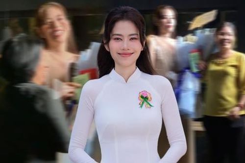 Nam Em tươi cười nhận tiền từ khán giả sau phát ngôn: 'Của cho là của nợ'