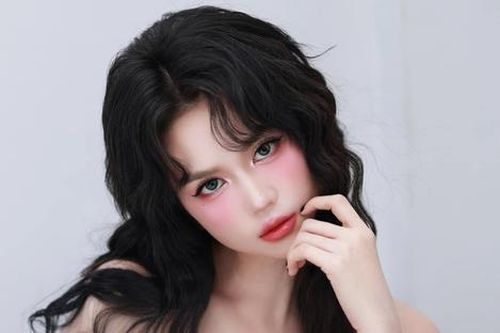 Đẹp khen - Xấu chê: Ngọc Trinh đẹp tựa búp bê
