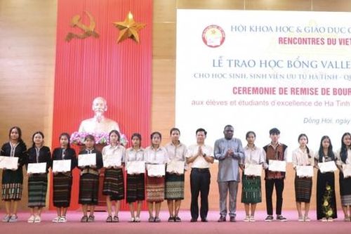 212 học sinh, sinh viên thuộc 3 tỉnh miền Trung nhận học bổng gần 3,5 tỷ đồng