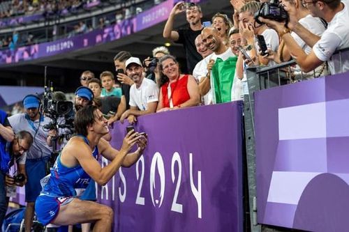 Hình ảnh vận động viên người Italia cầu hôn bạn gái tại Paralympic đầy lãng mạn