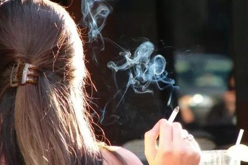 Phụ nữ và thuốc lá: Nhiều nguy cơ tiềm ẩn