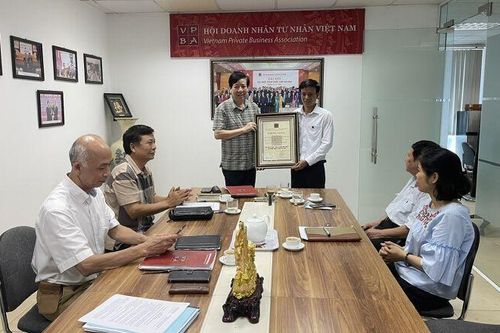 Hội Doanh nhân tư nhân Việt Nam trao quyết định công nhận hội viên tổ chức mới