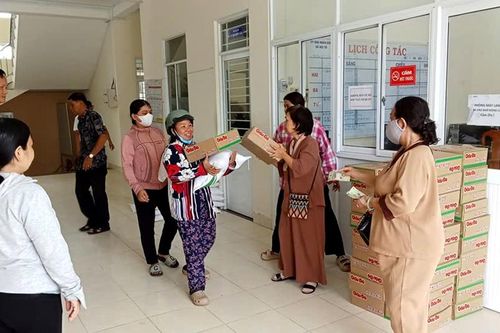Trao 200 phần quà mừng Lễ Sene Dolta cho bà con đồng bào dân tôc thiểu số Khmer huyện Tri Tôn