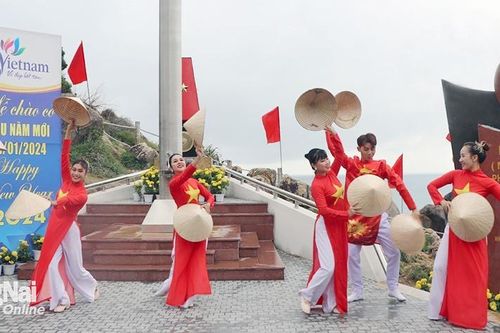 Tinh thần dân tộc và trách nhiệm xã hội của nghệ sĩ, người nổi tiếng