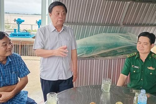 Bộ trưởng Lê Minh Hoan thăm mô hình nuôi trữ cá đồng mùa nước nổi