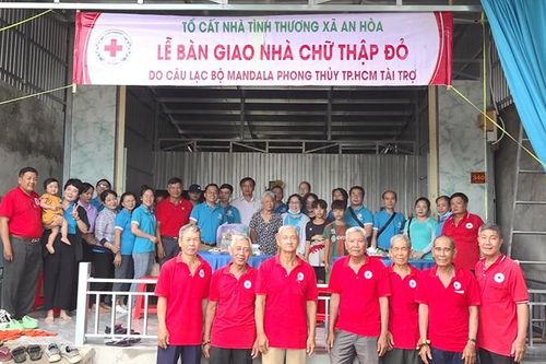 Bàn giao 25 căn nhà chữ thập đỏ cho hộ có hoàn cảnh khó khăn