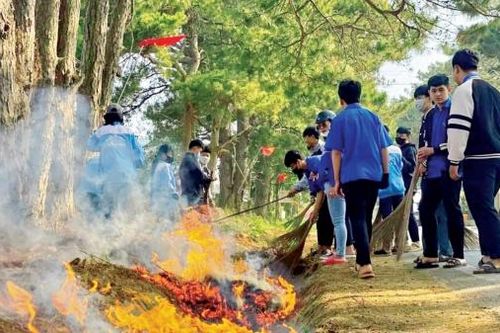 Tập hợp thanh niên tham gia xây dựng nông thôn mới