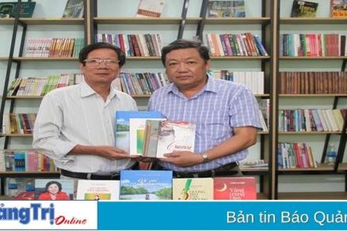 Tặng thêm sách cho Phòng đọc 'Khát vọng hòa bình'