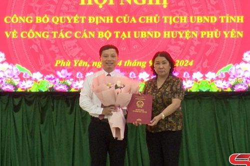 Đồng chí Tráng Thị Xuân trao quyết định về công tác cán bộ tại Phù Yên