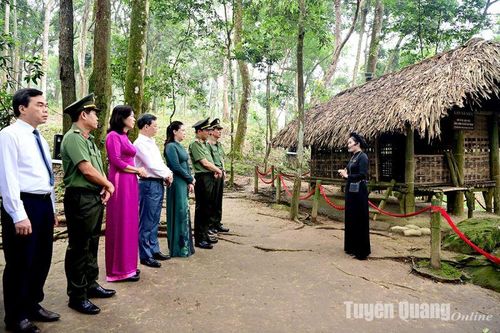 Bộ trưởng Bộ Công an Lương Tam Quang thăm Khu di tích Quốc gia đặc biệt Tân Trào và dự khánh thành Trường THCS Minh Thanh