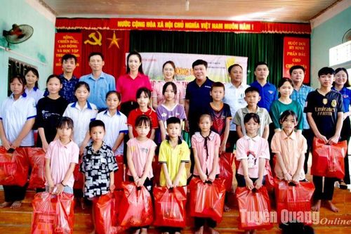 Báo Tuyên Quang trao quà Trung thu tại xã Lực Hành