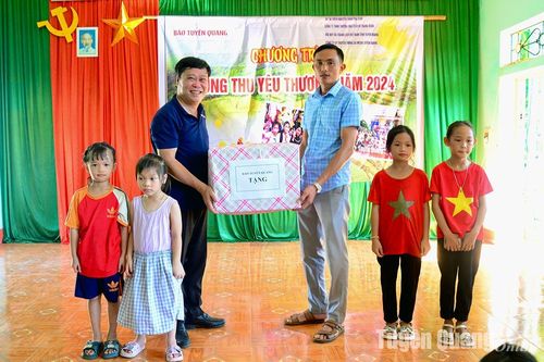 Báo Tuyên Quang trao quà Trung thu tại xã Quý Quân