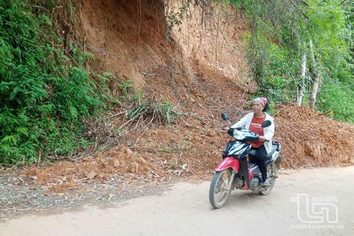 Sớm xử lý đất, đá sạt trượt xuống đường giao thông tại Định Hóa