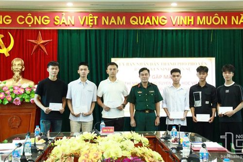 Gặp mặt thí sinh trúng tuyển vào các học viện, nhà trường trong Quân đội
