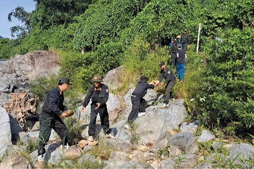 Lính cơ động hành quân về với dân