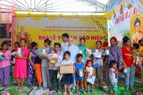 Các đơn vị, tự viện xây nhà tình nghĩa và trao quà cho học sinh, người nghèo tại các địa phương