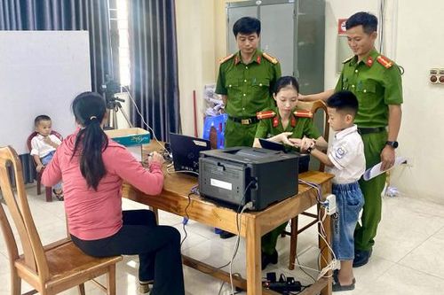 Công an tỉnh Hà Tĩnh nỗ lực cấp căn cước cho người dân