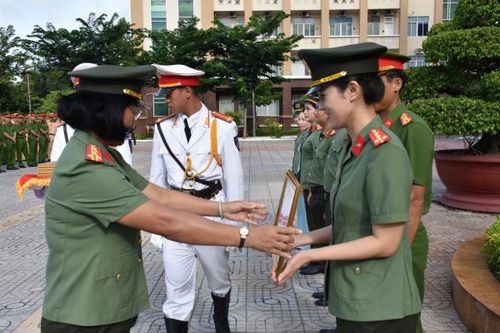 Bài dự thi dài 280 trang viết tay đạt giải Nhất cuộc thi tìm hiểu pháp luật về căn cước