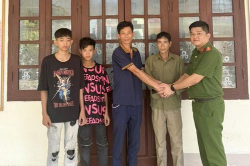 Hai thiếu niên vùng cao suýt sập bẫy 'việc nhẹ lương cao'