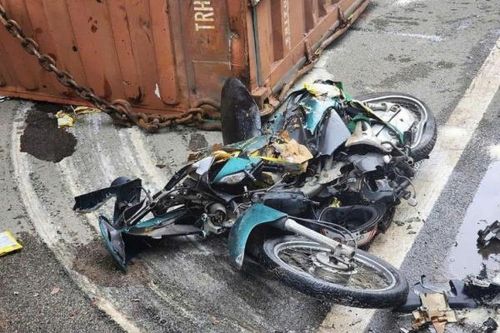 Người đàn ông thoát chết trong gang tấc khi bị container lật đè nát nhừ xe máy