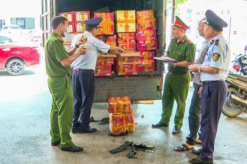 Kiểm tra xe ô tô phát hiện 12 nghìn bánh trung thu không rõ nguồn gốc