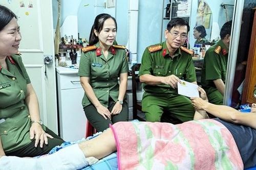 Thăm hỏi, động viên cán bộ Cảnh sát cơ động bị thương khi đang làm nhiệm vụ