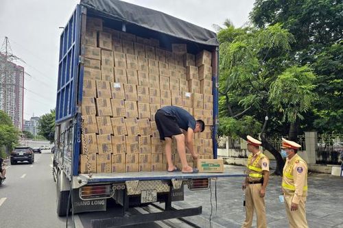 CSGT phát hiện 9 tấn bánh Trung thu và thực phẩm các loại chuyển về Hà Nội