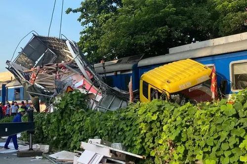 Xe tải hư hỏng nghiêm trọng sau cú đâm vào tàu hỏa