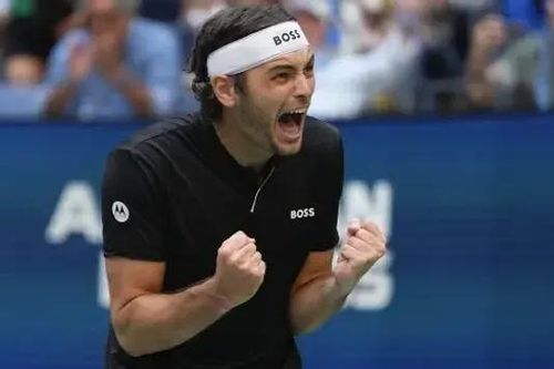 Taylor Fritz giành quyền vào bán kết