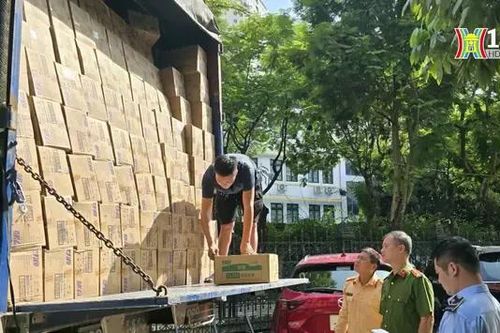 Bắt giữ xe tải chở 1.600 bánh trung thu không xuất xứ