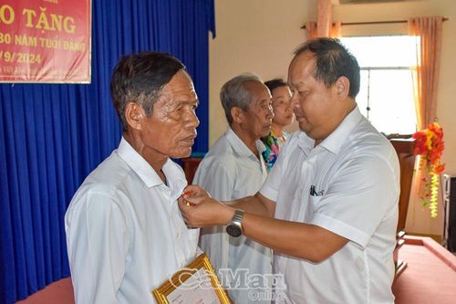 Tôn vinh cống hiến của đảng viên