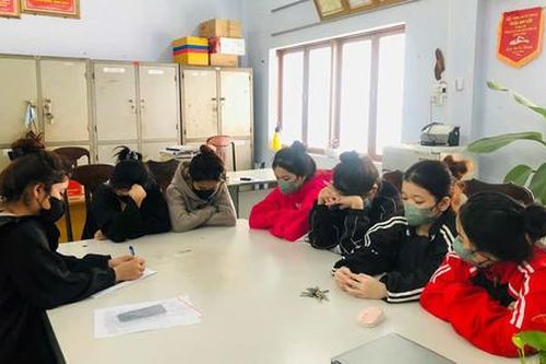 Khởi tố vợ chồng 'nuôi' 11 cô gái trẻ để bán dâm