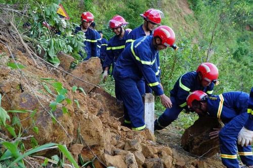 Tin tai nạn giao thông mới nhất ngày 4/9: Xe máy lao xuống vực, một người chết