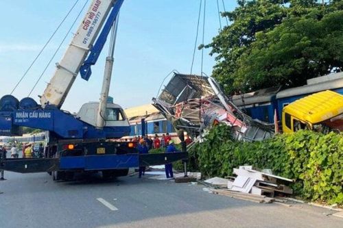 Ô tô tải biến dạng sau cú tông tàu hỏa, tài xế bị thương