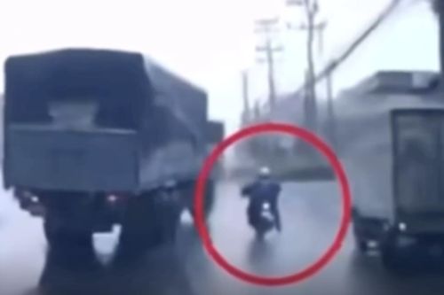 Tận cùng cái ác trong cú đạp ga của gã tài xế xe tải cán nạn nhân 2 lần