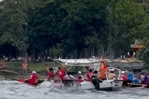 Vận động viên dùng mái chèo đánh nhau tại giải đua ghe ở Huế