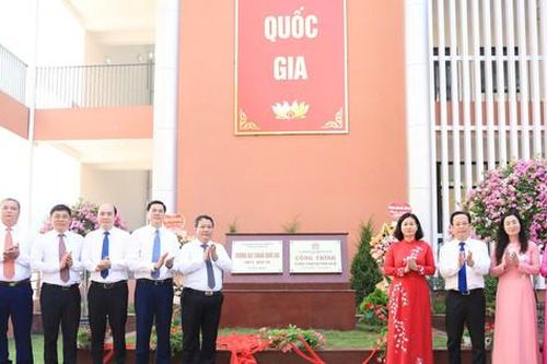 Gắn biển công trình kỷ niệm 70 năm Giải phóng Thủ đô tại Trường THCS Vạn Phúc