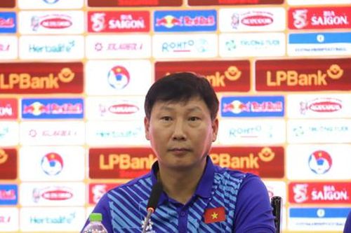 HLV Kim Sang-sik muốn học trò không sợ hãi trước đội tuyển Nga