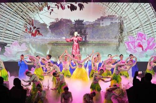 'Đêm Việt Nam': Lời chào ấn tượng của thành phố Hồ Chí Minh