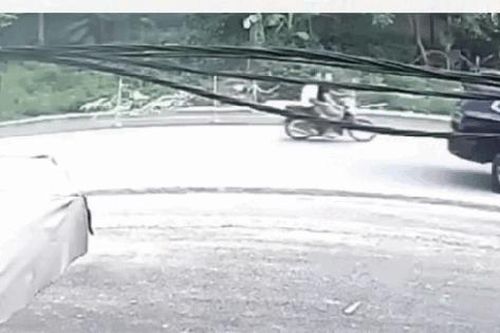 Xe máy đối đầu ô tô khiến 2 người thương vong ở Hòa Bình