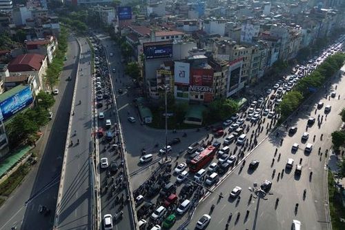 Giao thông Thủ đô lại đông đúc, người dân chen chúc trên đường