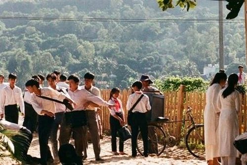 Bồi hồi với lễ khai giảng thời 'bố mẹ anh' trong Ngày Xưa Có Một Chuyện Tình