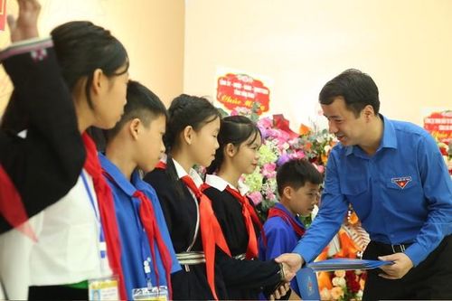 Bí thư T.Ư Đoàn Ngô Văn Cương dự khai giảng cùng học sinh dân tộc nội trú tỉnh Hòa Bình