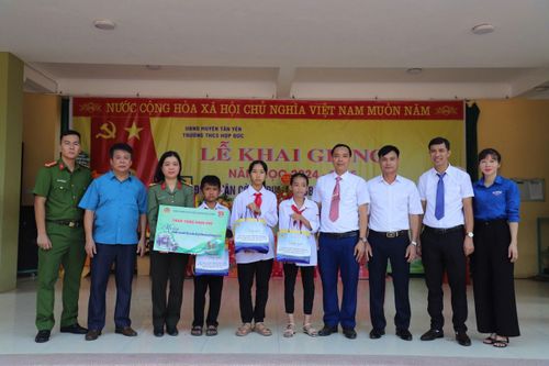 Trao kinh phí hỗ trợ các em học sinh có hoàn cảnh khó khăn