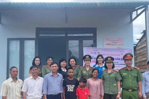 Công an Đắk Nông: Xây nhà, tặng ti vi, cấp học bổng cho trẻ mồ côi trước ngày khai giảng năm học mới
