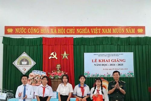 Bộ đội Biên phòng Đắk Lắk tặng xe đạp, sách vở cho học sinh nghèo vùng biên