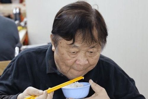 Tần Hoàng ngồi xe lăn, gia đình không ai chăm sóc