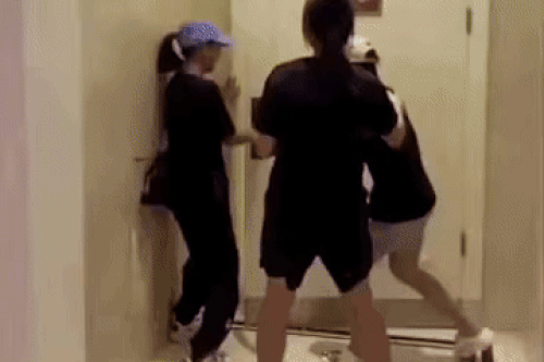 Cảnh tượng nhà vô địch Olympic bật khóc khi bị fan đuổi theo vào WC