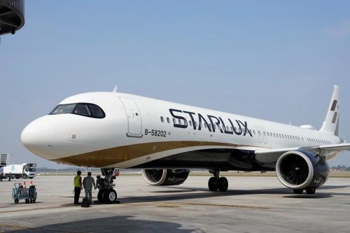 Xe chở hành lý va chạm làm móp đầu máy bay ở Nội Bài